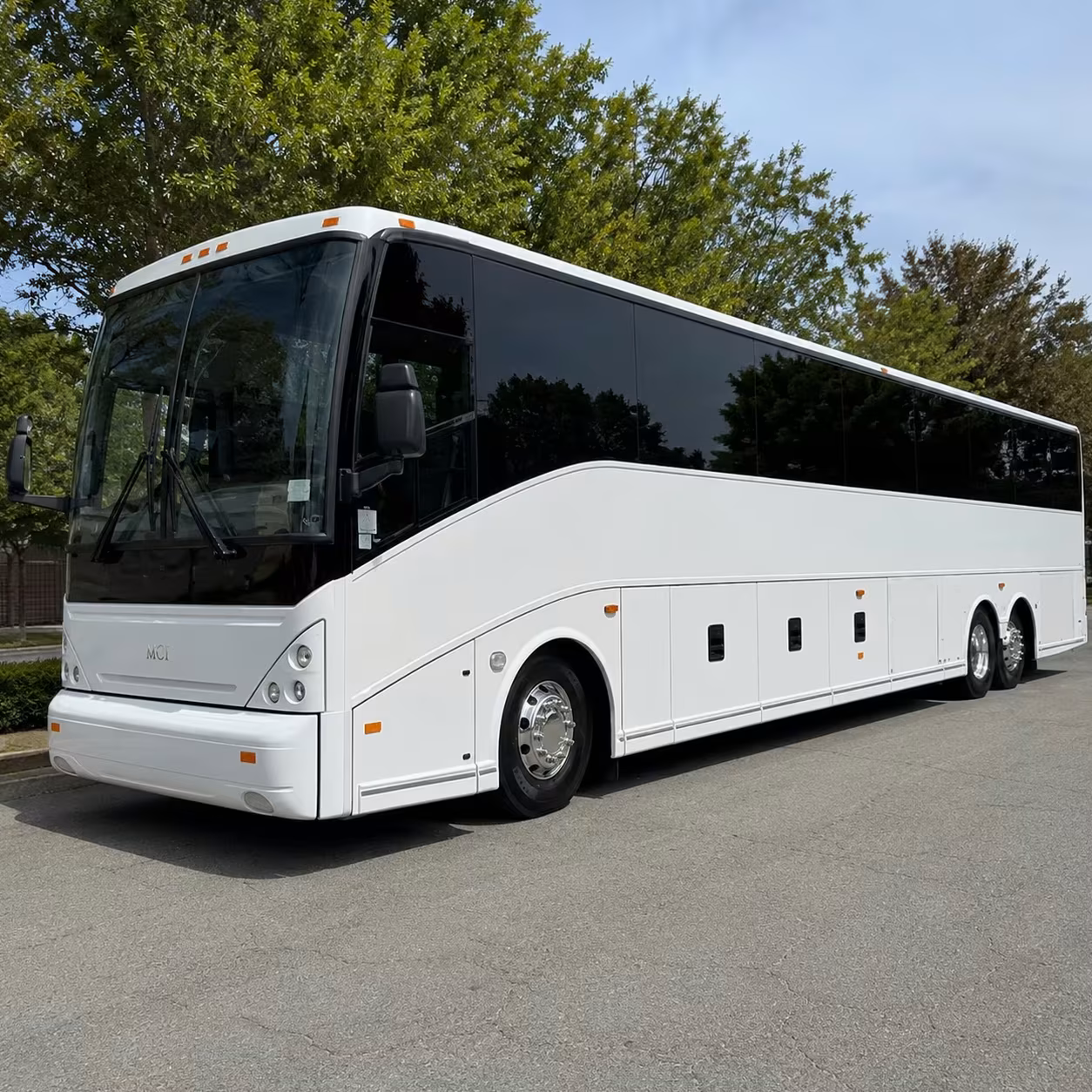 lincoln employee shuttle buses for daily commutes and shift rotations